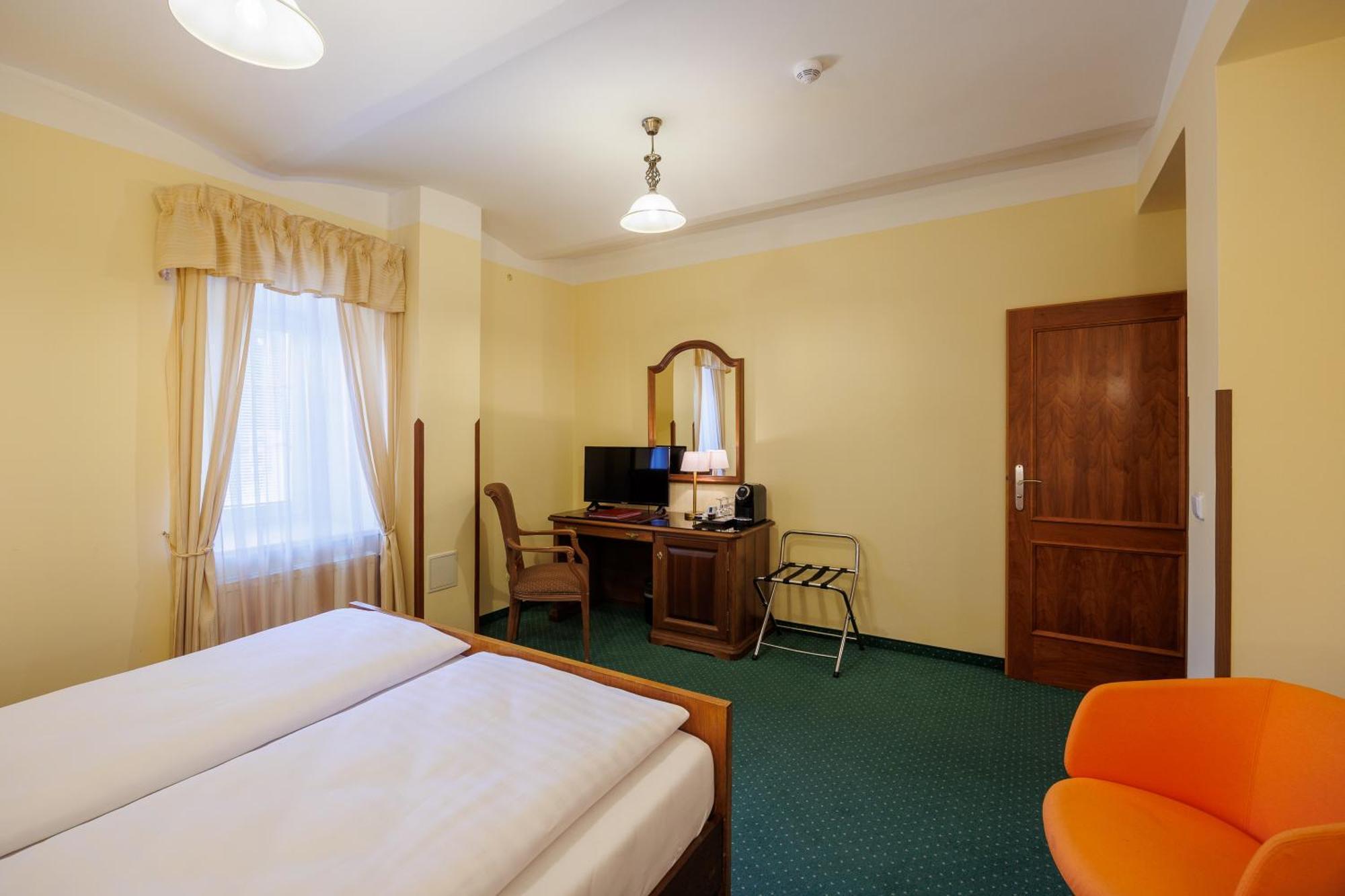 Hotel U Zamecku Cihelny Карловы Вары Экстерьер фото