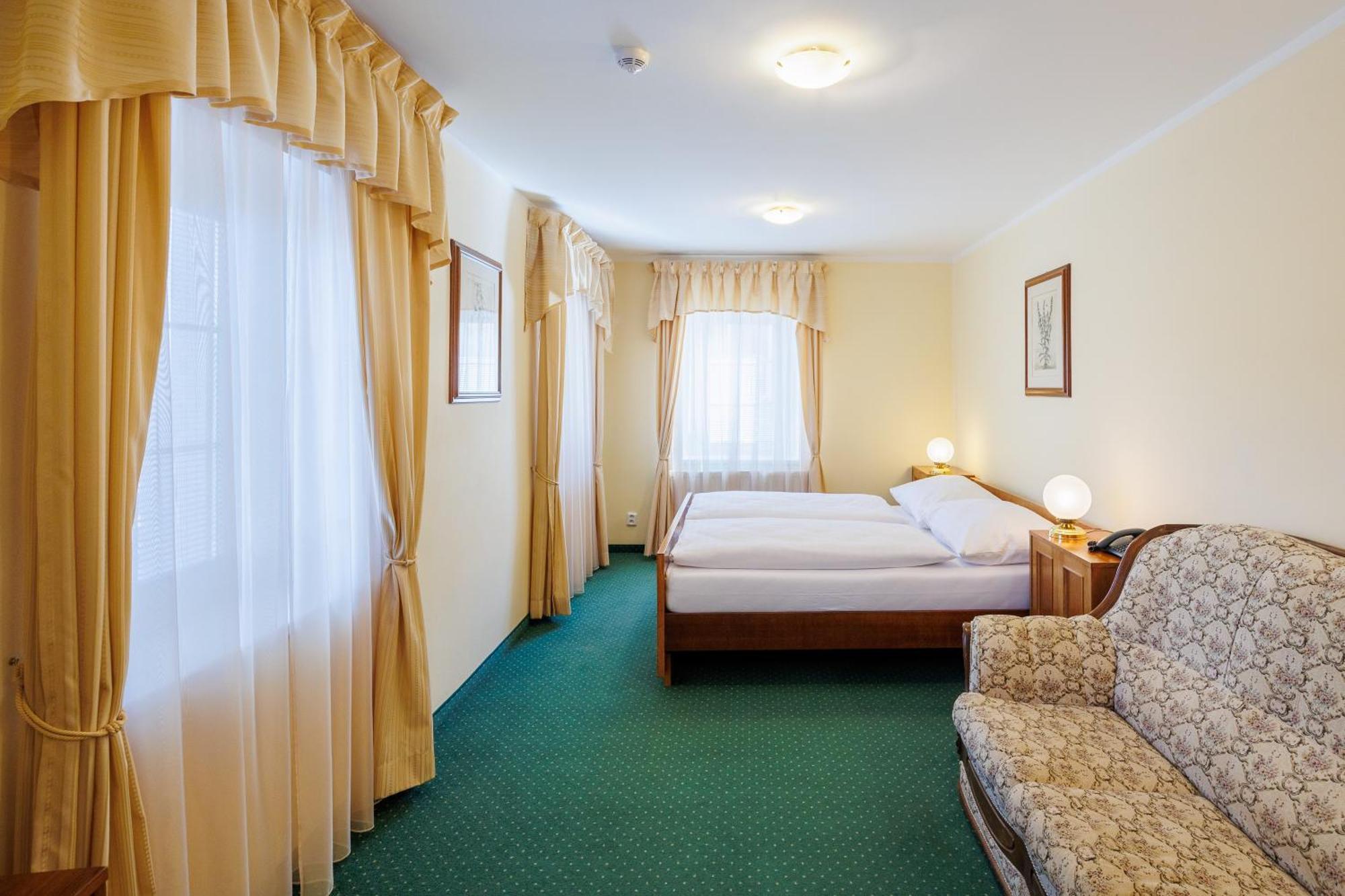 Hotel U Zamecku Cihelny Карловы Вары Экстерьер фото